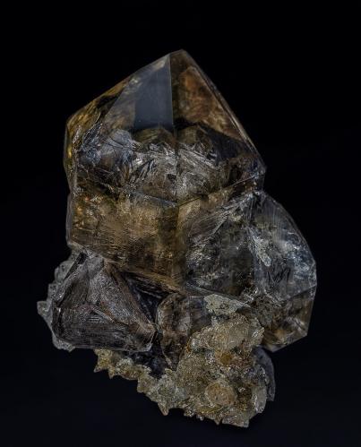 Quartz (variety smoky quartz), Calcite<br />Grant Quarry, Greely, Gloucester Township, Carleton County, Ontario, Canada<br />7.0 x 4.5 cm<br /> (Author: am mizunaka)