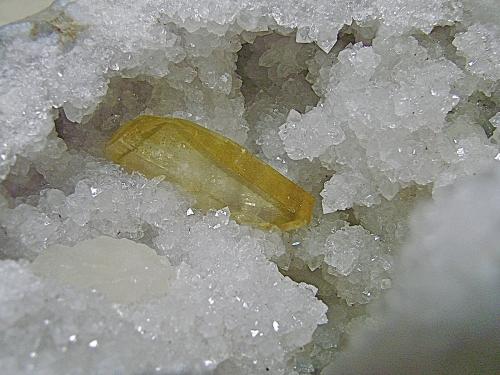 Barite on Quartz<br />Zona Harrodsburg, Clear Creek, Condado Monroe, Indiana, USA<br />barite is 4.7 cm<br /> (Author: Bob Harman)