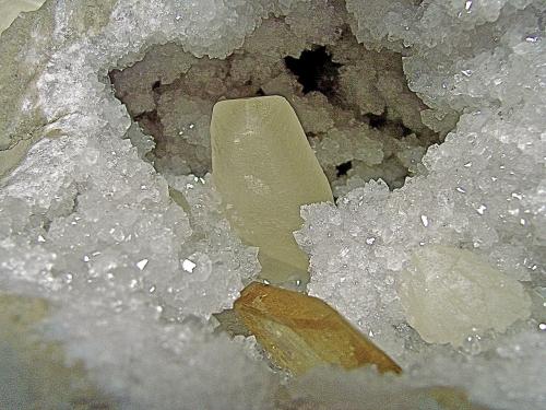 Barite and Calcite on Quartz<br />Zona Harrodsburg, Clear Creek, Condado Monroe, Indiana, USA<br />calcite is 8 cm     barite is 4.7 cm<br /> (Author: Bob Harman)