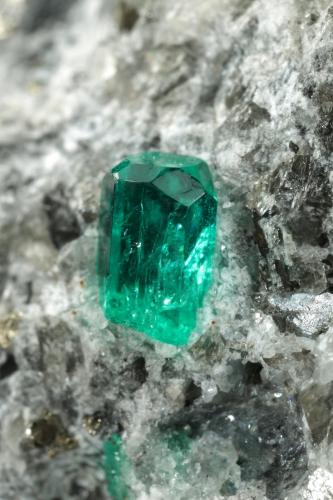 Beryl (variety emerald), Calcite, Pyrite<br />Chivor mining district, Municipio Chivor, Eastern Emerald Belt, Boyacá Department, Colombia<br />45x36x29mm, xl=4mm<br /> (Author: Fiebre Verde)