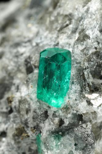 Beryl (variety emerald), Calcite, Pyrite<br />Chivor mining district, Municipio Chivor, Eastern Emerald Belt, Boyacá Department, Colombia<br />45x36x29mm, xl=4mm<br /> (Author: Fiebre Verde)