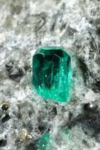 Beryl (variety emerald), Calcite, Pyrite<br />Chivor mining district, Municipio Chivor, Eastern Emerald Belt, Boyacá Department, Colombia<br />45x36x29mm, xl=4mm<br /> (Author: Fiebre Verde)