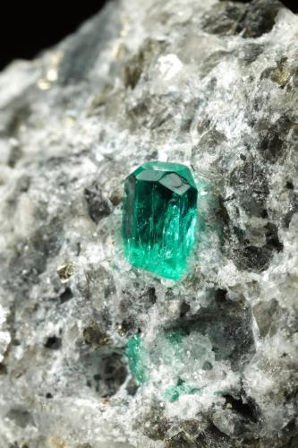 Beryl (variety emerald), Calcite, Pyrite<br />Chivor mining district, Municipio Chivor, Eastern Emerald Belt, Boyacá Department, Colombia<br />45x36x29mm, xl=4mm<br /> (Author: Fiebre Verde)