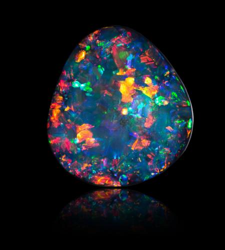Opal<br />6 Mile Field, Lightning Ridge, Finch County, New South Wales, Australia<br />2,5	x	2,5	x	1,0	cm<br /> (Author: MIM Museum)