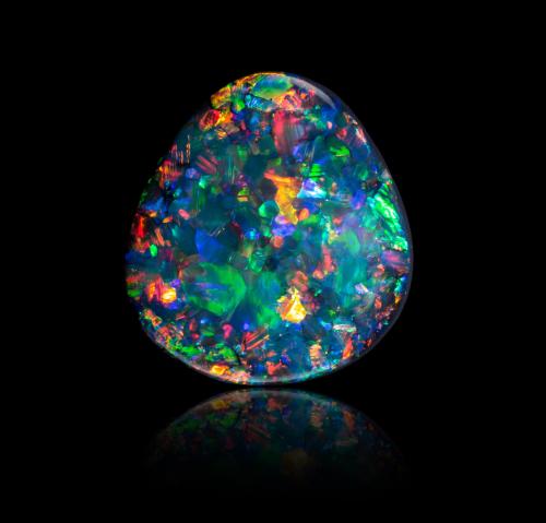 Opal<br />6 Mile Field, Lightning Ridge, Finch County, New South Wales, Australia<br />2,5	x	2,5	x	1,0	cm<br /> (Author: MIM Museum)