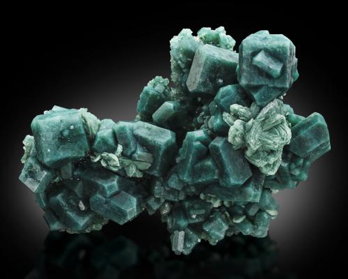 Fluorapophyllite-(K) with Celadonite inclusions<br />Ahmadnagar District, Maharashtra, India<br />17,5	x	13,0	x	13,0	cm<br /> (Author: MIM Museum)