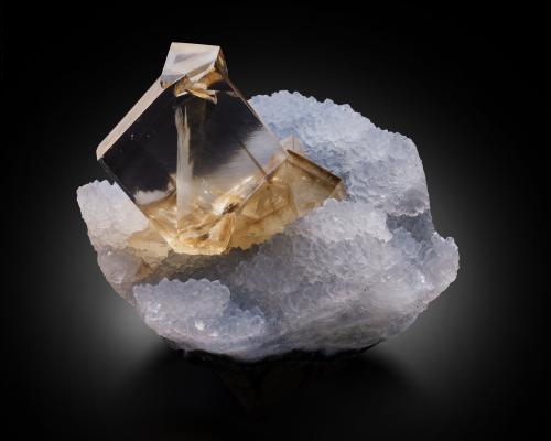 Calcite on Quartz (chalcedony variety)<br />Distrito Jalgaon, Maharashtra, India<br />7,0	x	7,0	x	8,0	cm<br /> (Author: MIM Museum)