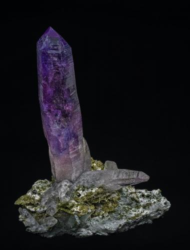 Quartz (variety amethyst), Epidote<br />Piedra Parada (Las Vigas), Municipio Tatatila, Veracruz (Veracruz de Ignacio de la Llave), Mexico<br />4.5 x 7.2 cm<br /> (Author: am mizunaka)