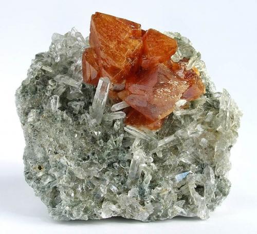 Scheelita, cuarzo<br />Pari, Khaplu, Ghanche District, Gilgit-Baltistan (Northern Areas), Pakistan<br />60 mm x 50 mm x 27 mm. Agregado de cristales de scheelita: 35 mm<br /> (Autor: Carles Millan)