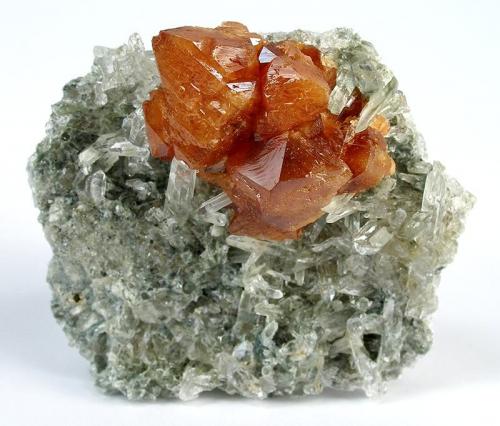 Scheelita, cuarzo<br />Pari, Khaplu, Ghanche District, Gilgit-Baltistan (Northern Areas), Pakistan<br />60 mm x 50 mm x 27 mm. Agregado de cristales de scheelita: 35 mm<br /> (Autor: Carles Millan)