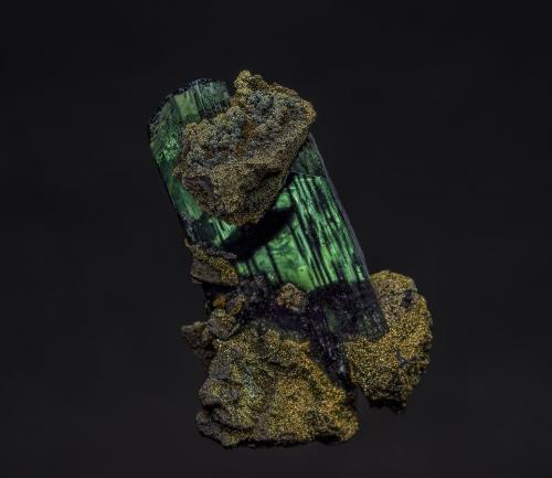 Vivianite, Pyrite<br />Morococala Mine, Santa Fe Mining Distric, Dalence Province, Oruro Department, Bolivia<br />4.1 x 2.7 cm<br /> (Author: am mizunaka)
