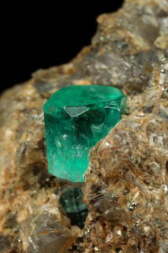 Beryl (variety emerald), Calcite, Dolomite, Pyrite<br />Chivor mining district, Municipio Chivor, Eastern Emerald Belt, Boyacá Department, Colombia<br />33x37x40mm, xl=8mm<br /> (Author: Fiebre Verde)