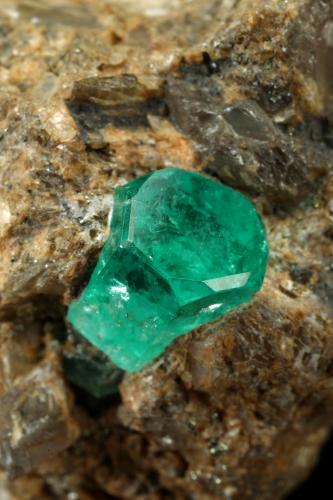 Beryl (variety emerald), Calcite, Dolomite, Pyrite<br />Chivor mining district, Municipio Chivor, Eastern Emerald Belt, Boyacá Department, Colombia<br />33x37x40mm, xl=8mm<br /> (Author: Fiebre Verde)