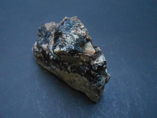 Titanita y Ferro-hornblenda<br />Laguna de la Caldera, Sierra Nevada, Capileira, Comarca Alpujarra Granadina, Granada, Andalusia, Spain<br />8 x 6 x 3 cm<br /> (Autor: Antonio Alcaide)