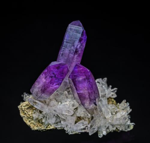 Quartz (variety amethyst)<br />Piedra Parada (Las Vigas), Municipio Tatatila, Veracruz (Veracruz de Ignacio de la Llave), Mexico<br />5.0 x 4.1 cm<br /> (Author: am mizunaka)