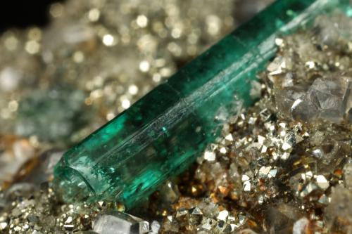 Beryl (variety emerald), Dolomite, Pyrite<br />Chivor mining district, Palo Arañado Mine, Municipio Chivor, Eastern Emerald Belt, Boyacá Department, Colombia<br />35x27x12mm, main xl=11mm<br /> (Author: Fiebre Verde)