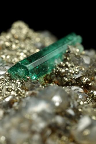 Beryl (variety emerald), Dolomite, Pyrite<br />Chivor mining district, Palo Arañado Mine, Municipio Chivor, Eastern Emerald Belt, Boyacá Department, Colombia<br />35x27x12mm, main xl=11mm<br /> (Author: Fiebre Verde)