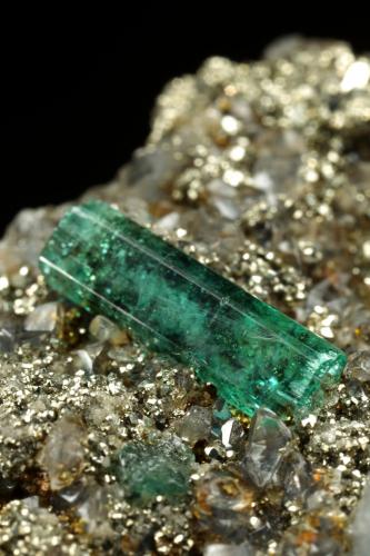 Beryl (variety emerald), Dolomite, Pyrite<br />Chivor mining district, Palo Arañado Mine, Municipio Chivor, Eastern Emerald Belt, Boyacá Department, Colombia<br />35x27x12mm, main xl=11mm<br /> (Author: Fiebre Verde)