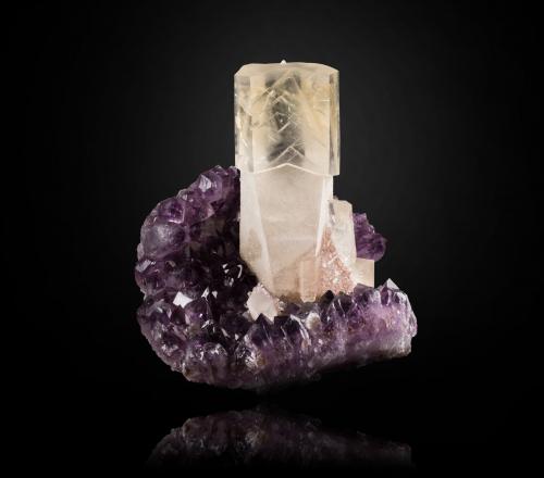 Calcite on Quartz (variety amethyst)<br />Alto Uruguai Region, Rio Grande do Sul, Brazil<br />16,5	x	15,5	x	17,5	cm<br /> (Author: MIM Museum)