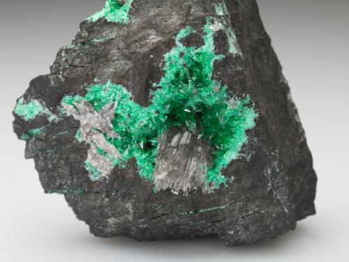 Schultenite and Adamite (variety cuprian adamite)<br />Mina Tsumeb, Tsumeb, Región Otjikoto, Namibia<br />5,5	x	5,0	x	5,5	cm<br /> (Author: MIM Museum)