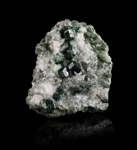 Uvarovite on Quartz<br />Mina Mokkivaara, Outokumpu, Tornio, Región Laponia, Finlandia<br />10,0	x	4,5	x	12,5	cm<br /> (Author: MIM Museum)