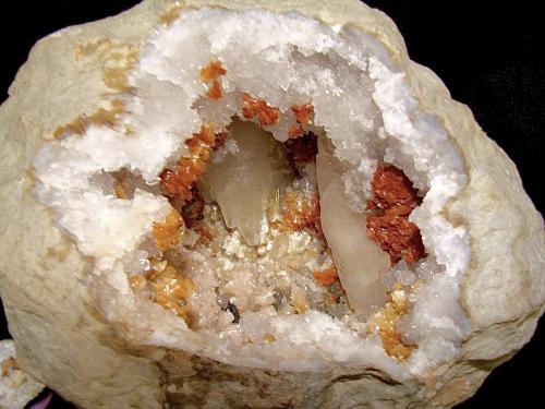 Dolomite, Calcite, Barite on Quartz<br />Canales de desagüe, Condado Monroe, Indiana, USA<br />geode cavity is 13 cm<br /> (Author: Bob Harman)