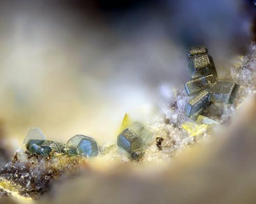 Roedderita y Richterita potásica<br />Volcán de Cancarix, Sierra de las Cabras, Cancarix, Hellín, Comarca Campos de Hellín, Albacete, Castilla-La Mancha, España<br />Campo de visión de 0,8 mm<br /> (Autor: Antonio Carmona)