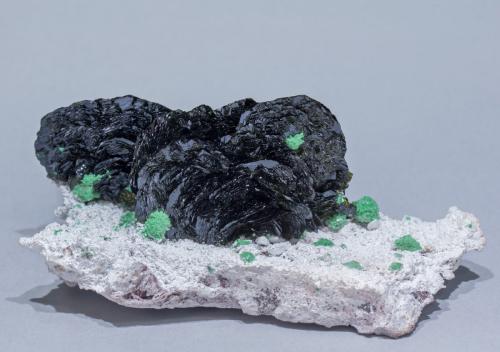 Volborthite and Malachite<br />Mina Milpillas, Cuitaca, Municipio Santa Cruz, Sonora, México<br />5,5	x	3,0	x	2,5	cm<br /> (Author: MIM Museum)