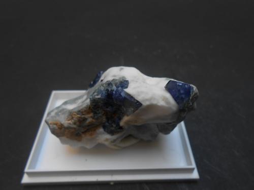 Benitoita<br />California State Gem Mine (Benitoite Gem Mine), San Benito River headwaters area, Santa Rita Peak, New Idria District, San Benito County, California, USA<br />5 x 3,5 x 2,5 cm<br /> (Autor: Antonio Alcaide)