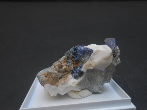 Benitoita<br />California State Gem Mine (Benitoite Gem Mine), San Benito River headwaters area, Santa Rita Peak, New Idria District, San Benito County, California, USA<br />5 x 3,5 x 2,5 cm<br /> (Autor: Antonio Alcaide)