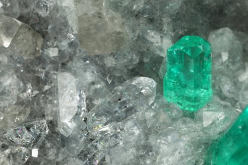 Beryl (variety emerald), Calcite, Quartz<br />Muzo mining district, Western Emerald Belt, Boyacá Department, Colombia<br />43x68x27mm, largest xl=8mm<br /> (Author: Fiebre Verde)