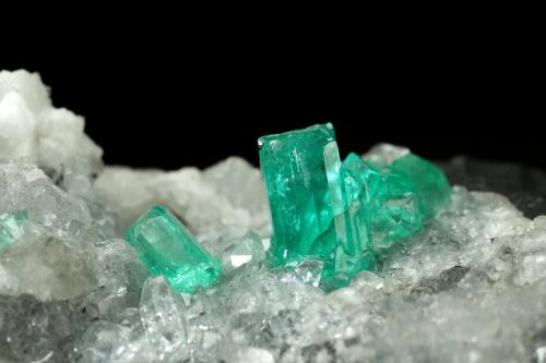 Beryl (variety emerald), Calcite, Quartz<br />Muzo mining district, Western Emerald Belt, Boyacá Department, Colombia<br />43x68x27mm, largest xl=8mm<br /> (Author: Fiebre Verde)