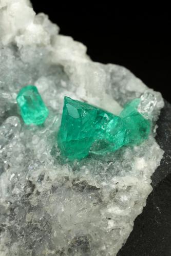 Beryl (variety emerald), Calcite, Quartz<br />Muzo mining district, Western Emerald Belt, Boyacá Department, Colombia<br />43x68x27mm, largest xl=8mm<br /> (Author: Fiebre Verde)