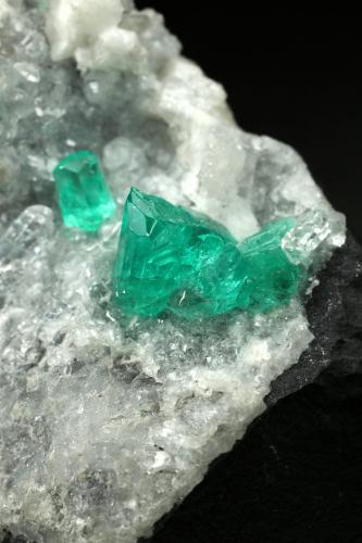 Beryl (variety emerald), Calcite, Quartz<br />Muzo mining district, Western Emerald Belt, Boyacá Department, Colombia<br />43x68x27mm, largest xl=8mm<br /> (Author: Fiebre Verde)