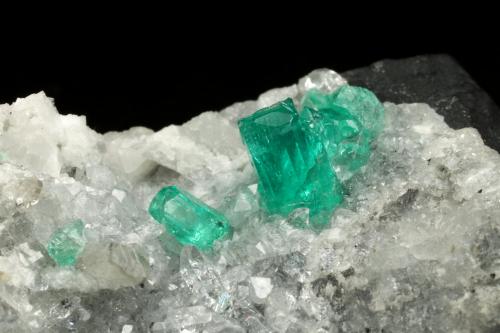 Beryl (variety emerald), Calcite, Quartz<br />Muzo mining district, Western Emerald Belt, Boyacá Department, Colombia<br />43x68x27mm, largest xl=8mm<br /> (Author: Fiebre Verde)