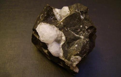 Analcima y Chabazita (Serie)<br />Little Salmon River, Idaho County, Idaho, USA<br />6 x 5 x 4 cm<br /> (Autor: Antonio Alcaide)