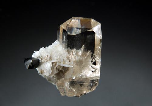 Topaz<br />Valle Shigar, Distrito Shigar, Gilgit-Baltistan (Áreas del Norte), Paquistán<br />1.9 x 2.0 cm<br /> (Author: crosstimber)