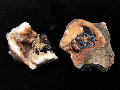 Sphalerite in Dolomite<br />Afloramientos Carretera Estatal 56, Canton, Condado Washington, Indiana, USA<br />both geodes are about 5 cm;  the sphalerite are about 3.5 cm<br /> (Author: Bob Harman)