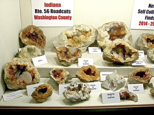 Calcite on dolomite. Sphalerite<br />Afloramientos Carretera Estatal 56, Canton, Condado Washington, Indiana, USA<br />variously sized geodes<br /> (Author: Bob Harman)