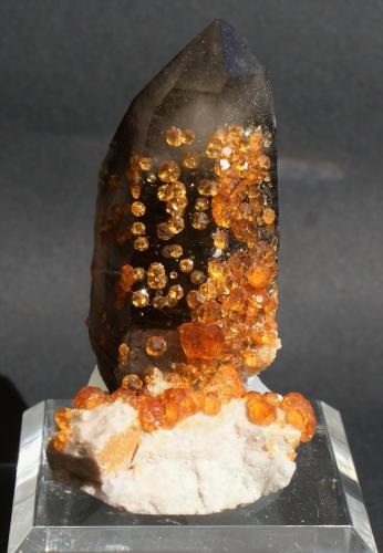 Quartz and Spessartine<br />Tongbei, Yunxiao, Zhangzhou Prefecture, Fujian Province, China<br />55mm x 45mm x 35mm<br /> (Author: Philippe Durand)