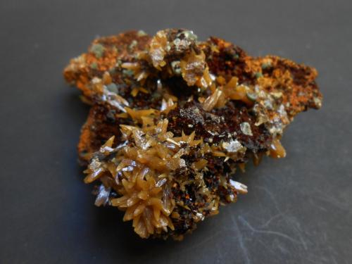 Wulfenita y Mimetita<br />Mapimí, Municipio Mapimí, Durango, Mexico<br />7 x 7 x 4 cm<br /> (Autor: Antonio Alcaide)