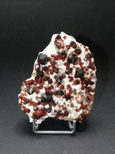 Spessartine<br />Tongbei, Yunxiao, Prefectura Zhangzhou, Provincia Fujian, China<br />70mm x 60mm x 15mm<br /> (Author: Philippe Durand)