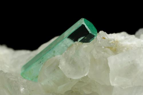 Beryl (variety emerald), Calcite<br />La Pita mining district, Municipio Maripí, Western Emerald Belt, Boyacá Department, Colombia<br />46x85x20mm, xls=26, 16 & 13mm<br /> (Author: Fiebre Verde)