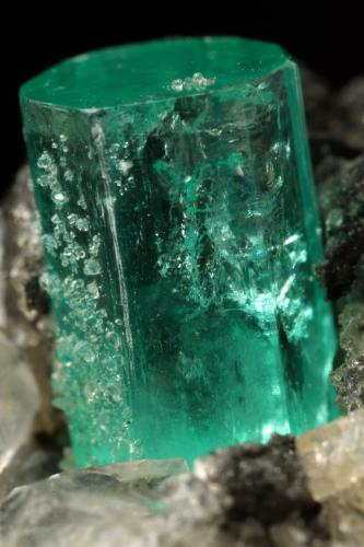 Beryl (variety emerald), Calcite<br />Coscuez mining district, Municipio San Pablo de Borbur, Western Emerald Belt, Boyacá Department, Colombia<br />59x20x60mm, xl=7x5mm<br /> (Author: Fiebre Verde)