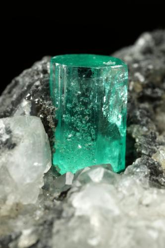 Beryl (variety emerald), Calcite<br />Coscuez mining district, Municipio San Pablo de Borbur, Western Emerald Belt, Boyacá Department, Colombia<br />59x20x60mm, xl=7x5mm<br /> (Author: Fiebre Verde)