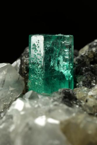 Beryl (variety emerald), Calcite<br />Coscuez mining district, Municipio San Pablo de Borbur, Western Emerald Belt, Boyacá Department, Colombia<br />59x20x60mm, xl=7x5mm<br /> (Author: Fiebre Verde)