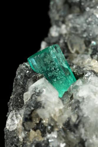 Beryl (variety emerald), Calcite<br />Coscuez mining district, Municipio San Pablo de Borbur, Western Emerald Belt, Boyacá Department, Colombia<br />59x20x60mm, xl=7x5mm<br /> (Author: Fiebre Verde)