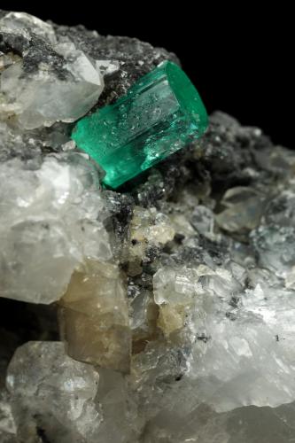 Beryl (variety emerald), Calcite<br />Coscuez mining district, Municipio San Pablo de Borbur, Western Emerald Belt, Boyacá Department, Colombia<br />59x20x60mm, xl=7x5mm<br /> (Author: Fiebre Verde)