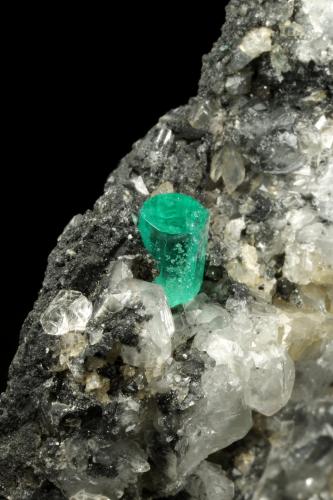 Beryl (variety emerald), Calcite<br />Coscuez mining district, Municipio San Pablo de Borbur, Western Emerald Belt, Boyacá Department, Colombia<br />59x20x60mm, xl=7x5mm<br /> (Author: Fiebre Verde)