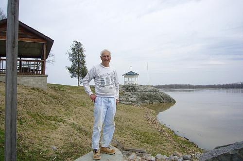 _On the banks of the Ohio River near the town of Cave-in-Rock, Illinois about 2005.  Illinois fluorite district. (Author: Bob Harman)
